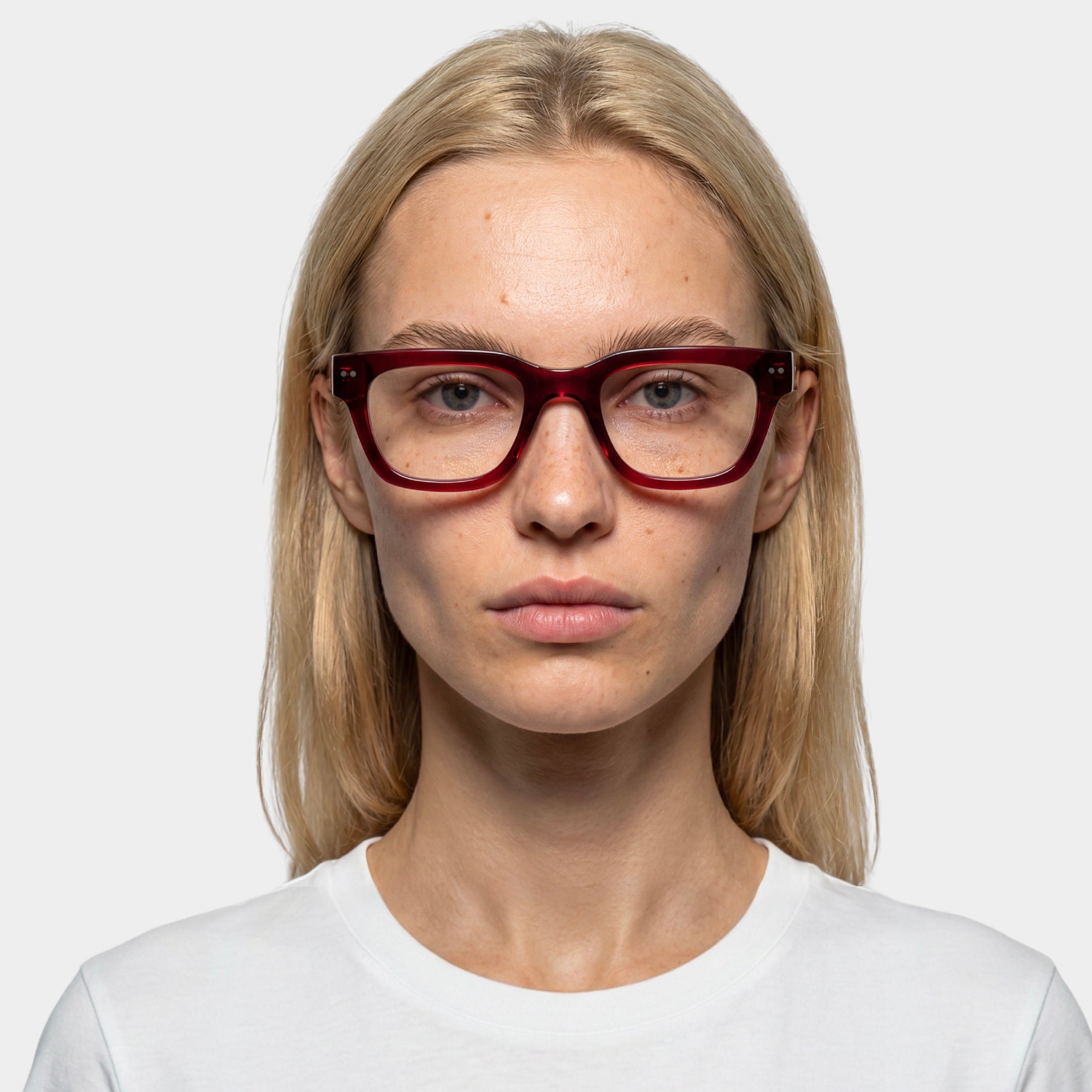 June Ruby | Οπτικά